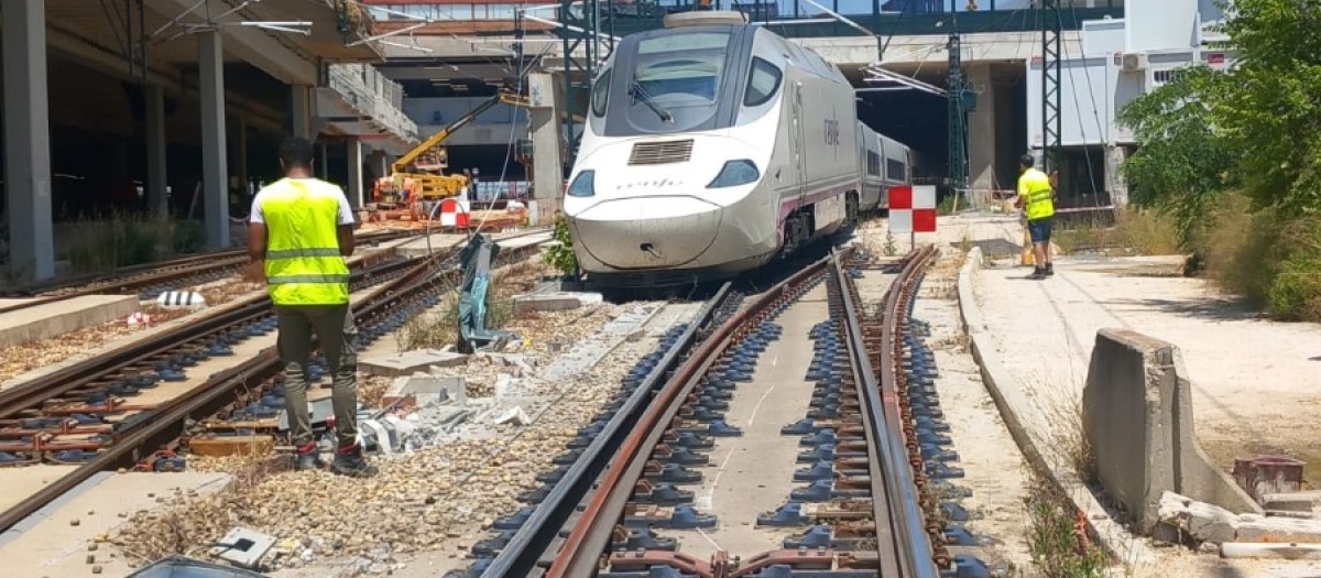 Una de las vías afectadas por el descarrilamiento de este jueves.