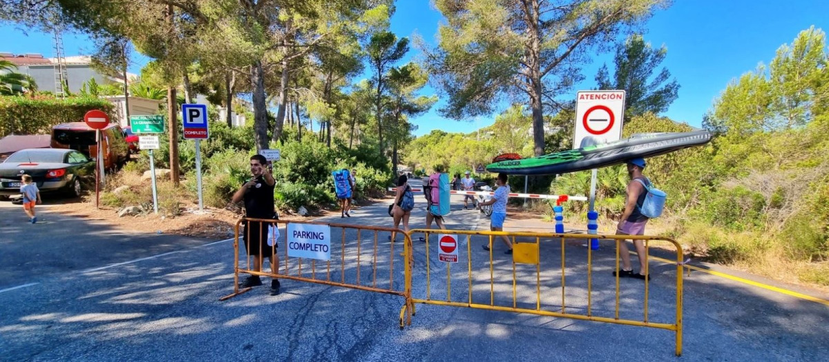 Control de acceso a una playa de Jávea