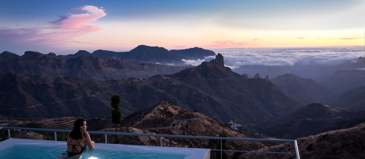 El "mar de nubes" de Gran Canaria visto desde la piscina termal del Parador.