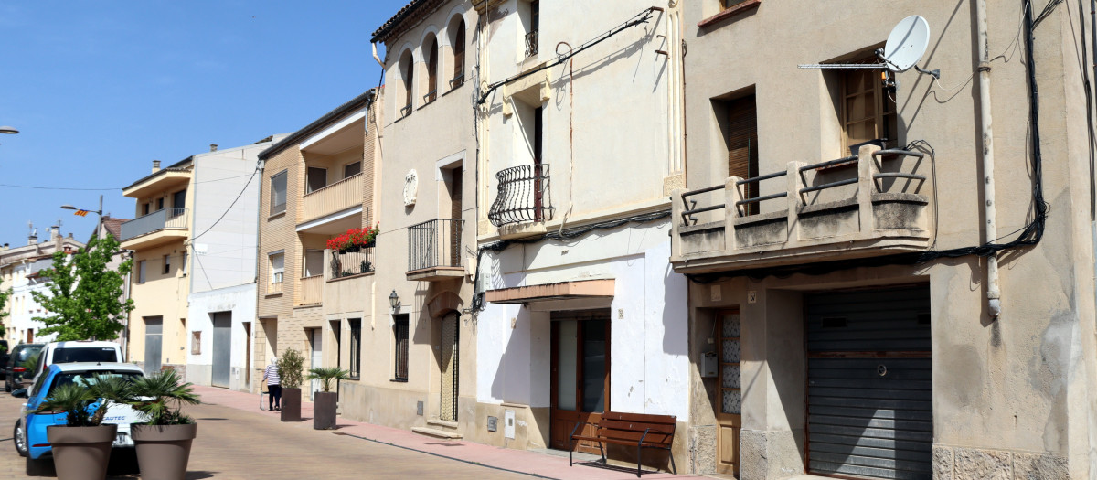Edificio de Cal Peret que se encuentra en la calle principal del pueblo de Castellolí