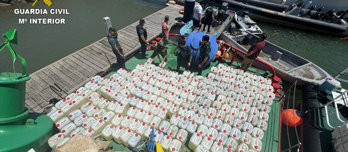 Parte de las garrafas de combustible intervenidas en los diferentes dispositovos llevados a cabo en la provincia de Huelva.
REMITIDA / HANDOUT por GUARDIA CIVIL
Fotografía remitida a medios de comunicación exclusivamente para ilustrar la noticia a la que hace referencia la imagen, y citando la procedencia de la imagen en la firma
13/6/2025