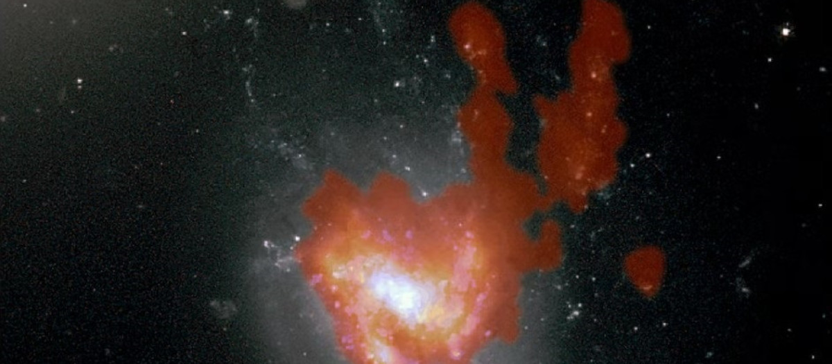 Imagen de NGC 4858 obtenida por el Telescopio Espacial Hubble, que muestra los zarcillos estelares que se extienden hacia el norte desde el disco espiral barrado