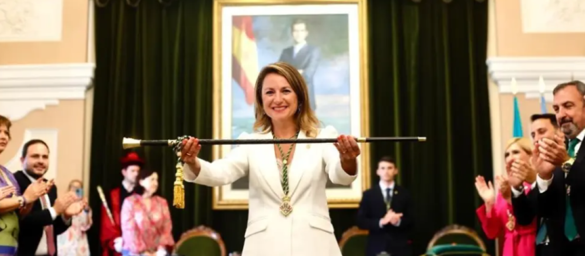 Imagen de Begoña Carrasco con la vara de mando tras ser investida alcaldesa de Castellón en 2023