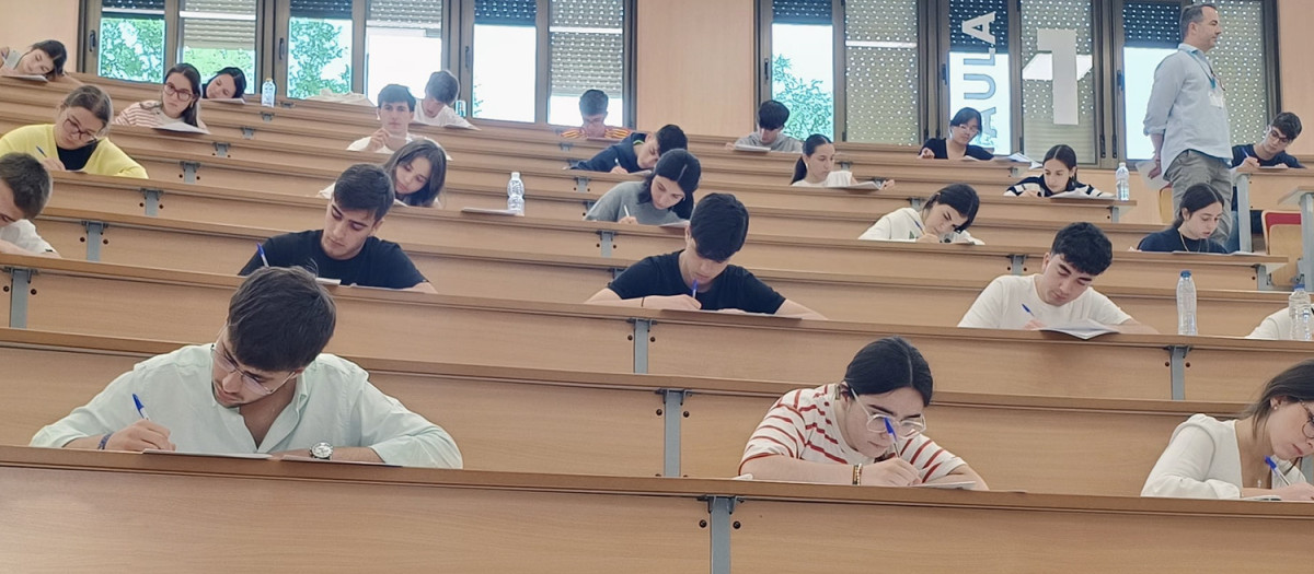 Varios alumnos durante un examen de la PAU 2025 en Cádiz
