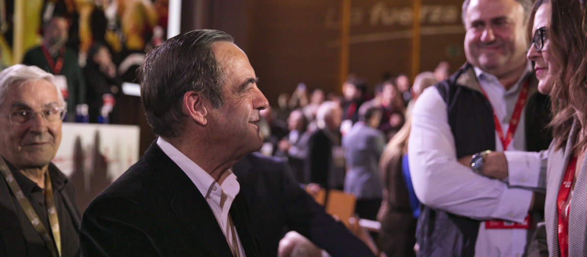 El expresidente del PSOE Castilla-La Mancha y expresidente de la Junta de Castilla-La Mancha, José Bono, durante la inauguración del 13º Congreso del PSOE de Castilla-La Mancha, en el Hotel Beatriz Toledo, a 18 de enero de 2025, en Toledo, Castilla-La Mancha (España). Durante el Congreso, los socialistas de Castilla-La Mancha abordan temas como la financiación autonómica, garantizando la igualdad en el acceso de los servicios esenciales y al mismo tiempo que no permita privilegios de unas comunidades autónomas frente a otras.
Juanma Jiménez / Europa Press
18 ENERO 2025;CONGRESO;PSOE;CLM;PRESIDENTE;INAUGURACIÓN
18/1/2025