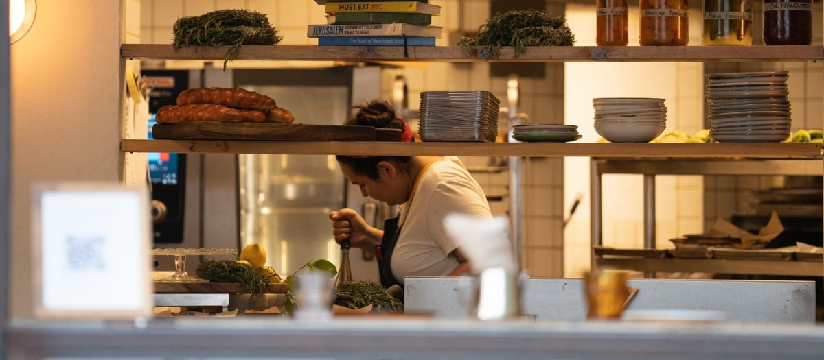 Una cocinera en un restaurante de Barcelona, en una imagen de archivo