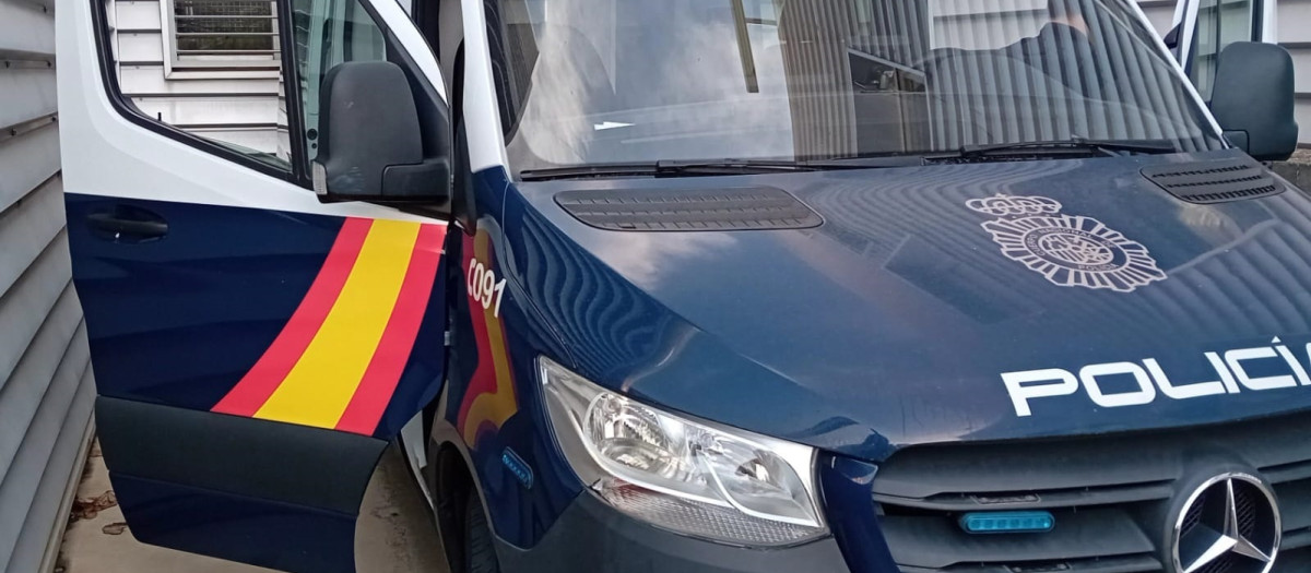 Coche policial en el que se trasladó a un técnico de móviles en Valladolid