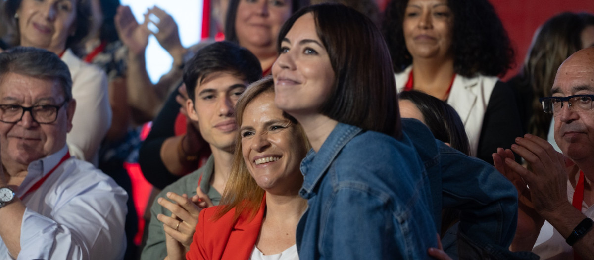 La delegada del Gobierno en la Comunidad Valenciana, Pilar Bernabé, junto a la ministra de Ciencia, Diana Morant, en un acto del PSPV
