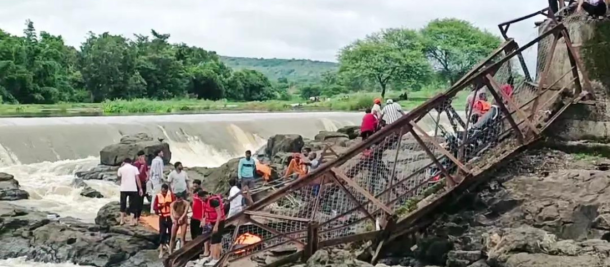 Imágenes del colapso de un puente en la India