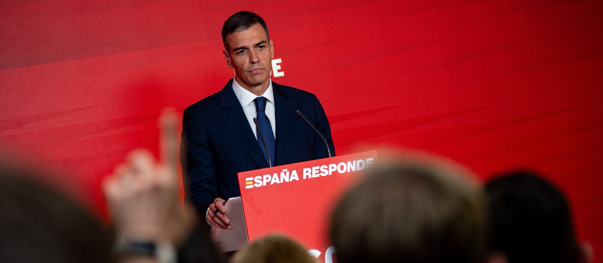 El presidente del Gobierno y Secretario General del PSOE, Pedro Sánchez, durante una rueda de prensa, en la sede del PSOE en Ferraz