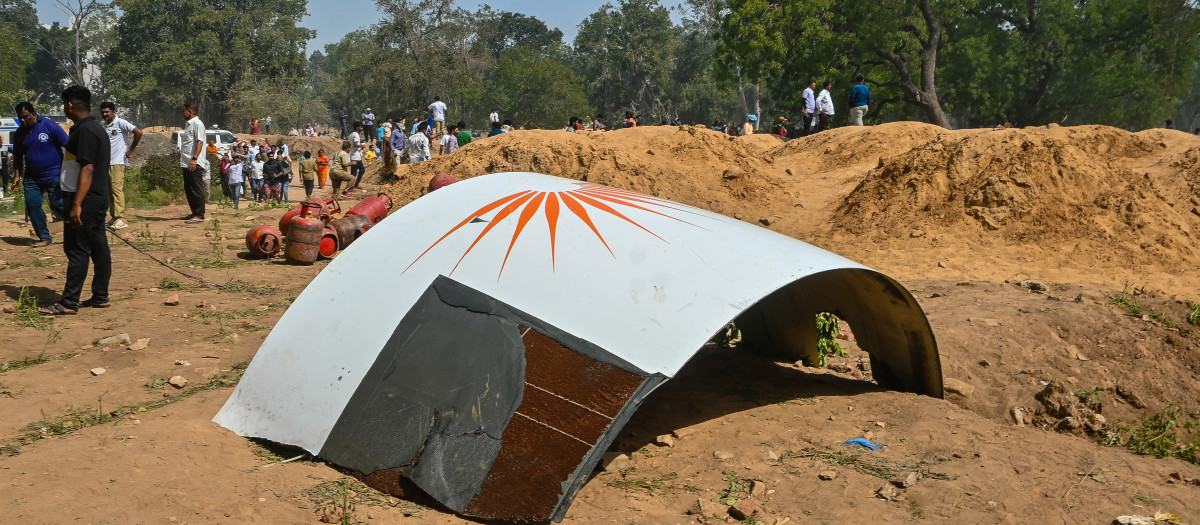Cobertura de uno de los motores del avión de Air India siniestrado