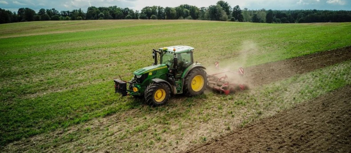 Iamgen de archivo de un tractor trabajando en el campo