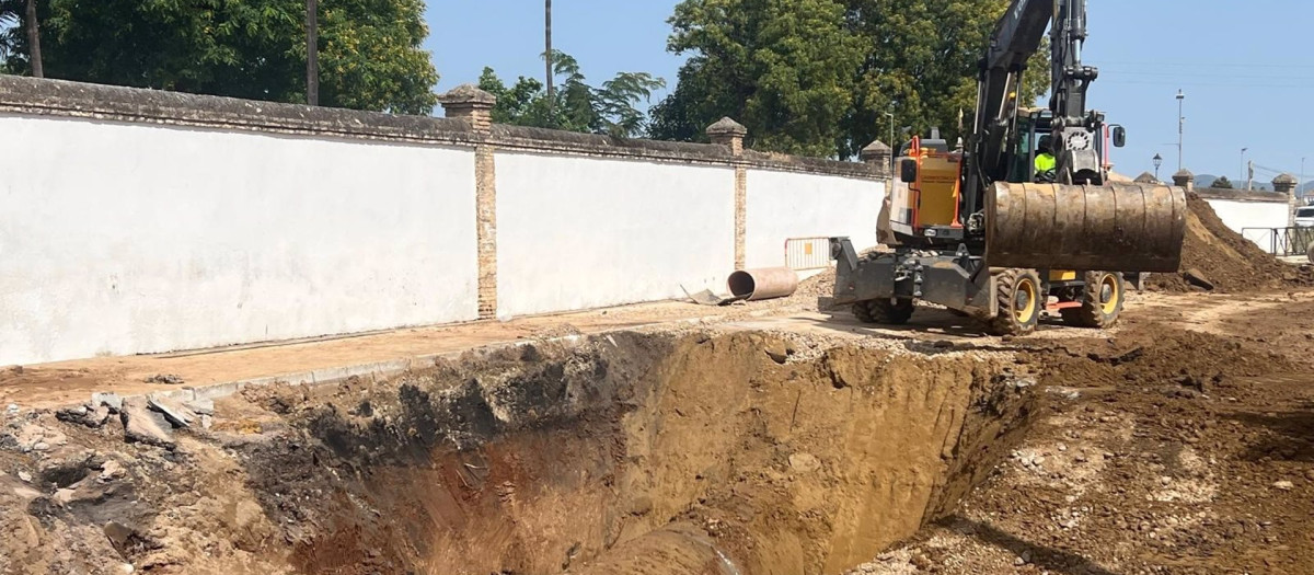 Trabajos de reparación por la avería en el suministro de agua en el Consorcio del Huesna
Los once municipios sevillanos afectados por las últimas incidencias en el servicio de abastecimiento de agua en el Consorcio del Huesna por la avería registrada el pasado viernes han empezado a recuperar escalonadamente el suministro este lunes 16 de junio comenzando por la localidad de Tocina y algunos sectores de El Viso del Alcor.
POLITICA
AGUAS DEL HUESNA