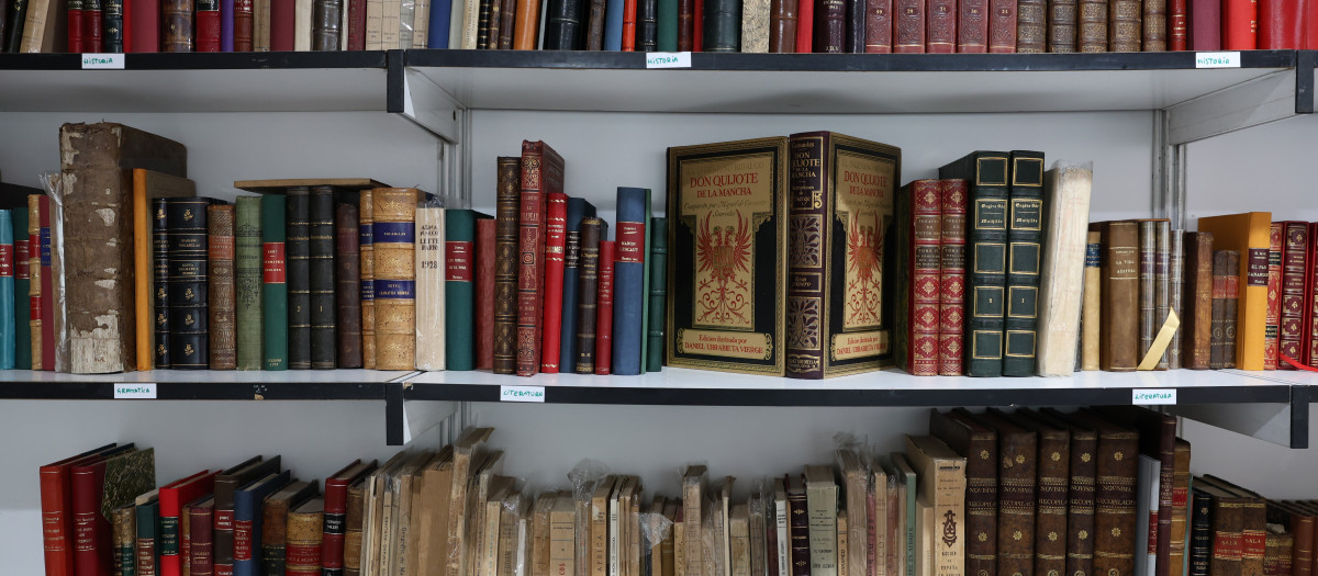 Libros en una estantería en la 47ª Feria del Libro Antiguo y de Ocasión en Madrid