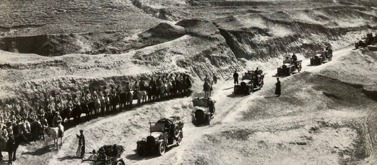 La expedición de Andrews en 1923 cruzando la frontera de China con Mongolia. Bajo la atenta vigilancia de la caballería China.