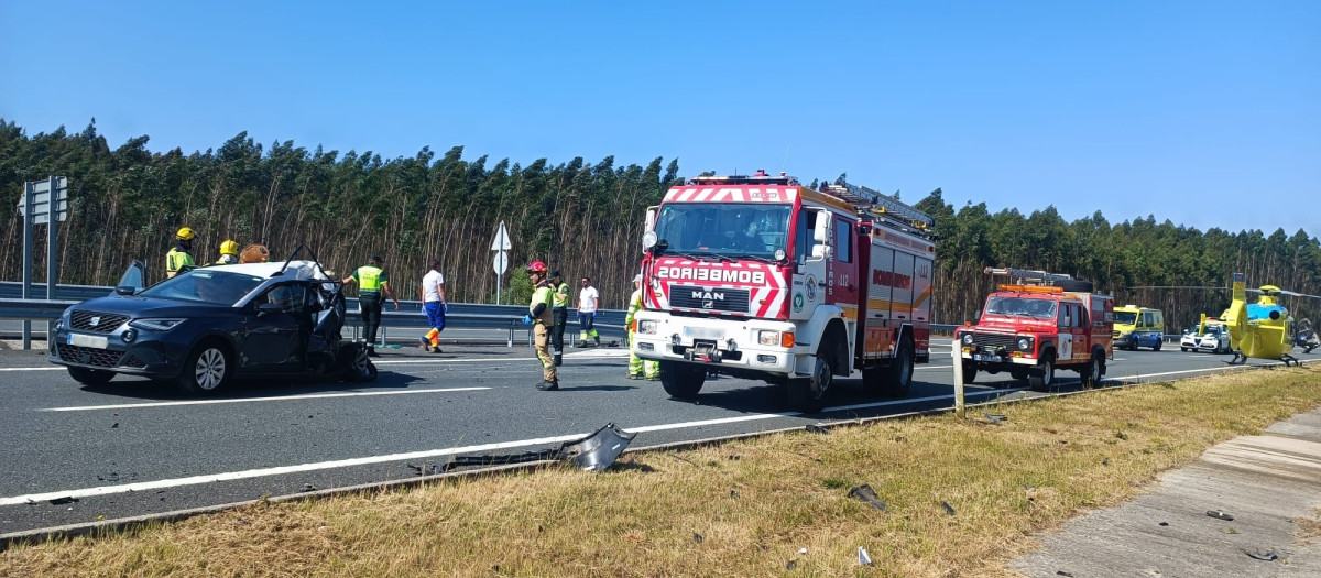 Accidente en la A-54 en O Pino (A Coruña), en el que falleció una persona y otras cinco resultaron heridas., a 16 de junio de 2025.
REMITIDA / HANDOUT por CONSORCIO CONTRA INCENDIOS Y DE SALVAMENTO
Fotografía remitida a medios de comunicación exclusivamente para ilustrar la noticia a la que hace referencia la imagen, y citando la procedencia de la imagen en la firma
16/6/2025