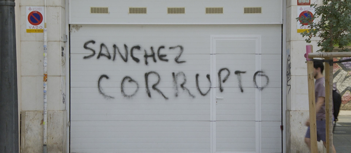 Imagen de la pintada en el domicilio de Ábalos

EUROPA PRESS
16/6/2025