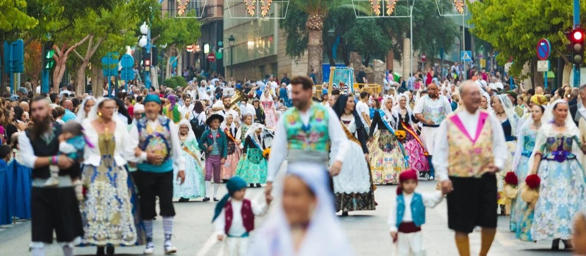Imagen de la Ofrenda de flores en las Hogueras de Alicante.