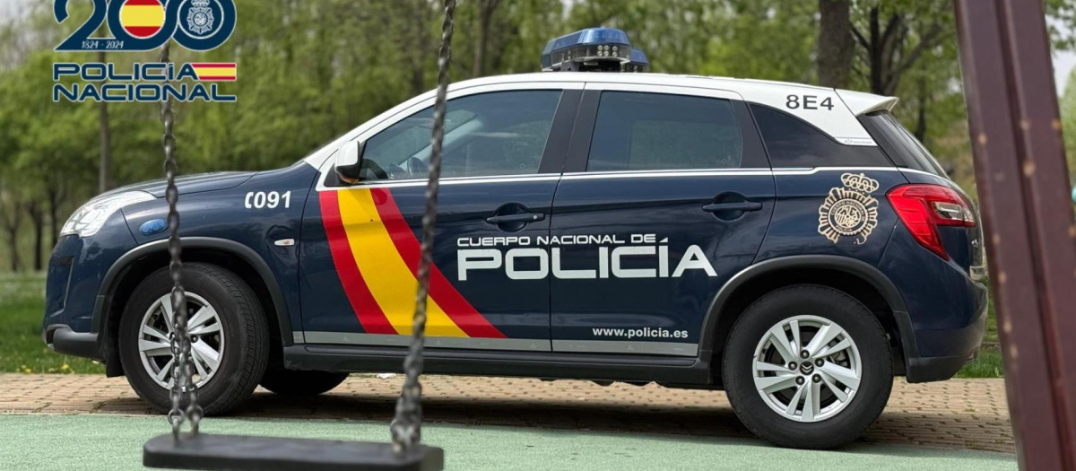 Un coche de Policía en un parque