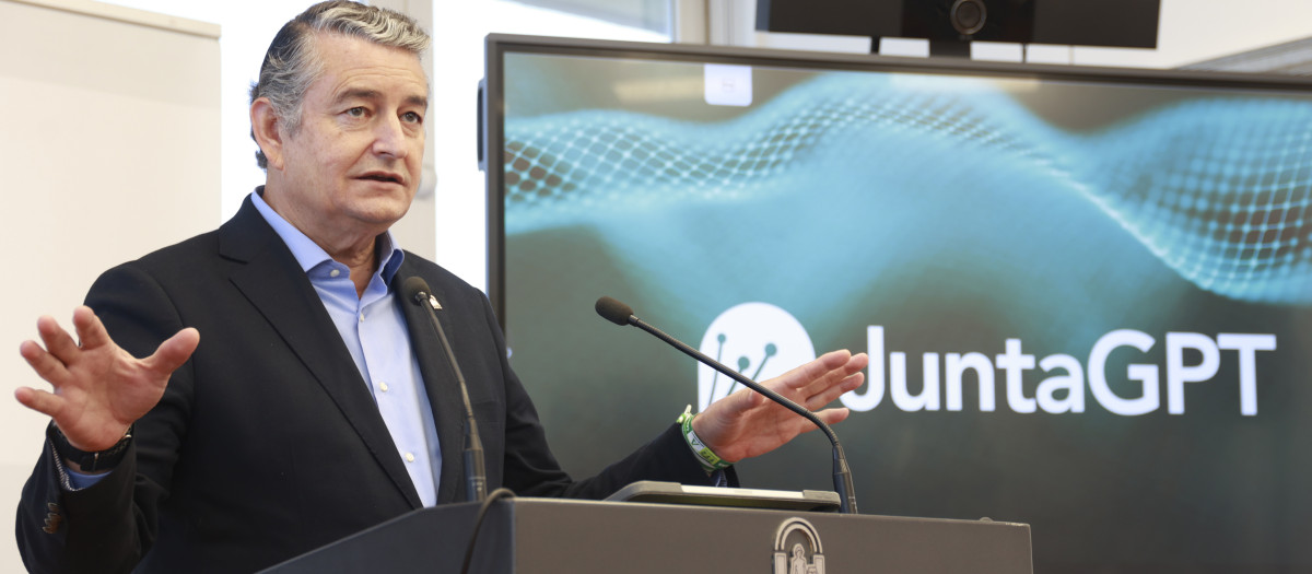 El consejero de la Presidencia, Antonio Sanz, en la presentación de 'Junta GPT'
