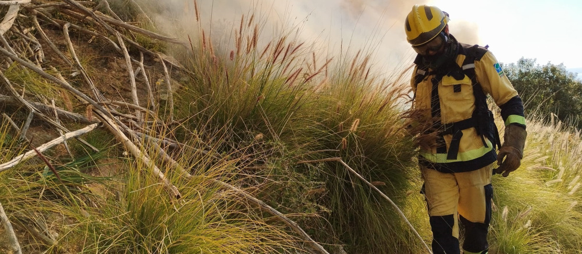 Imagen de archivo de un bombero en un incendio forestal