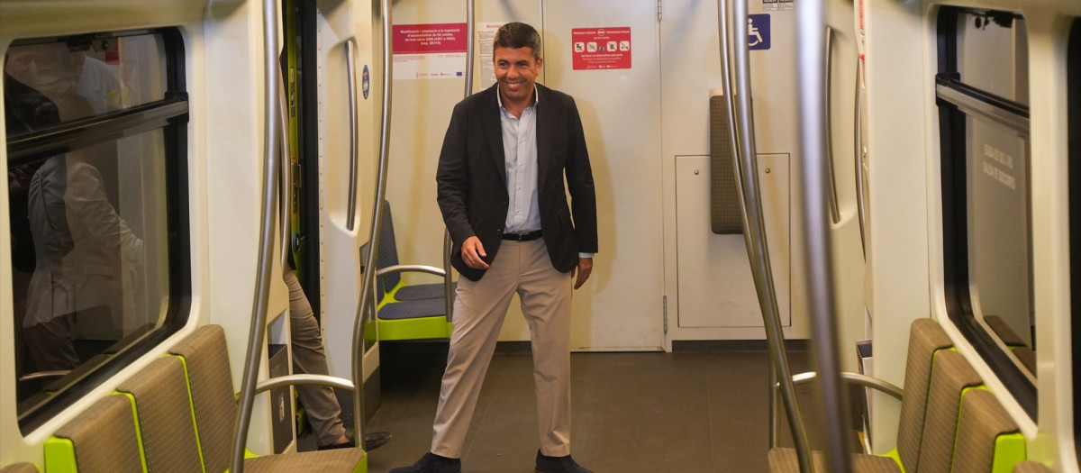 Imagen de Carlos Mazón en un vagón de Metrovalencia tras anunciar la reapertura total para el 27 de junio