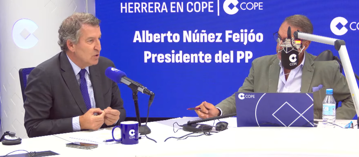 Alberto Núñez Feijóo durante su entrevista en la COPE