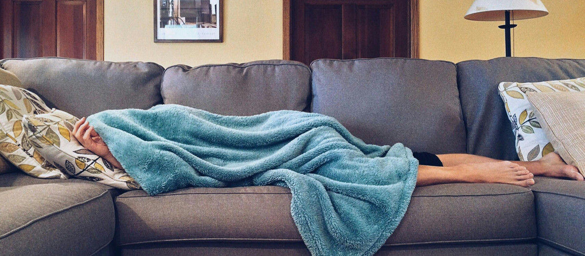 Qué dicen los médicos sobre dormir la siesta