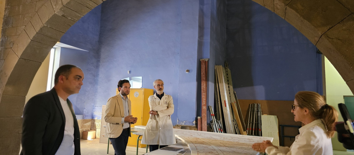 El presidente de la Diputación de Huesca durante su visita a la escuela