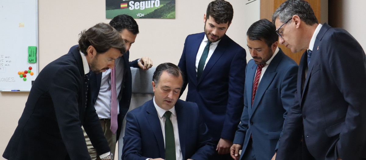David Moreno durante la reunión con sus compañeros de partido en La Roda