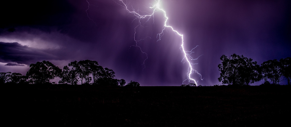 Rayo de tormenta en la oscuridad