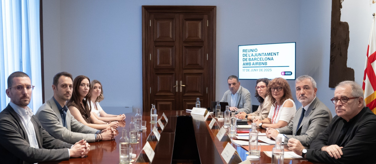 Reunión de representantes de Airbnb con el alcalde de Barcelona, Jaume Collboni.