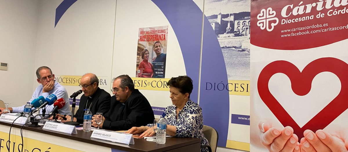 De izquierda a derecha: Darío Reina, Jesús Fernández, Antonio Reyes y Amparo Velasco, durante la presentación de la memoria.