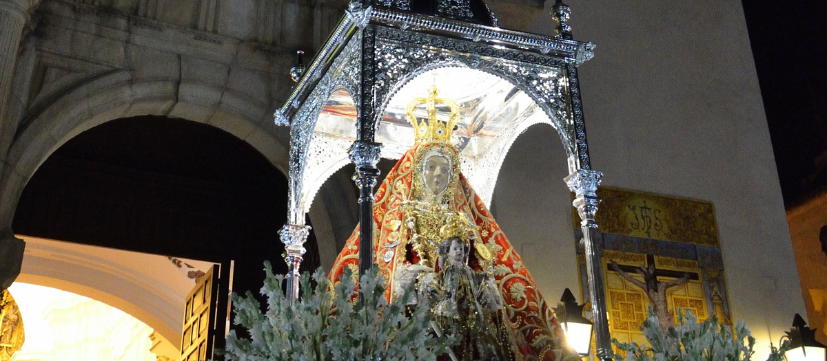 María Santísima de la Sierra, ante la parroquia de la Trinidad