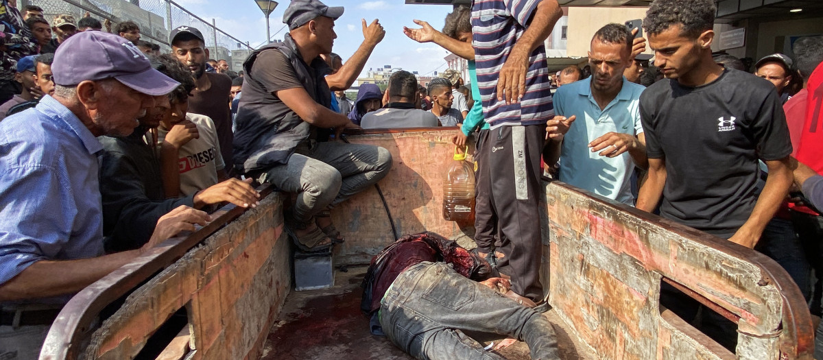 Palestinos trasladan a un hombre herido por fuego israelí mientras esperaban cerca de un centro de ayuda alimentaria al hospital Nasser de Khan Yunis, en el sur de la Franja de Gaza