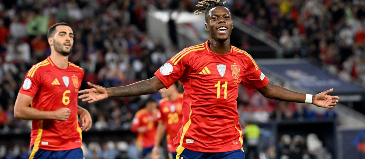 Nico Williams y Ferran Torres en un partido con España