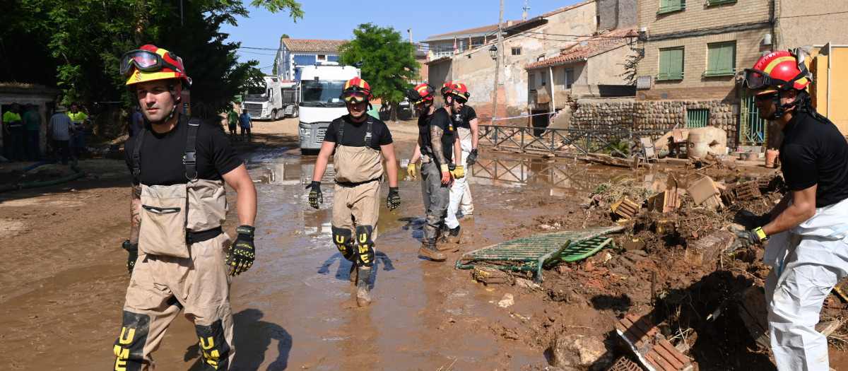 Efectivos de la Unidad Militar de Emergencias realizan labores de limpieza y desescombro por las inundaciones,