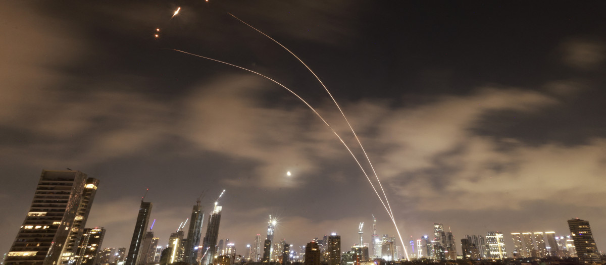 Los sistemas de defensa aérea israelíes se activaron para interceptar misiles iraníes sobre la ciudad israelí de Tel Aviv