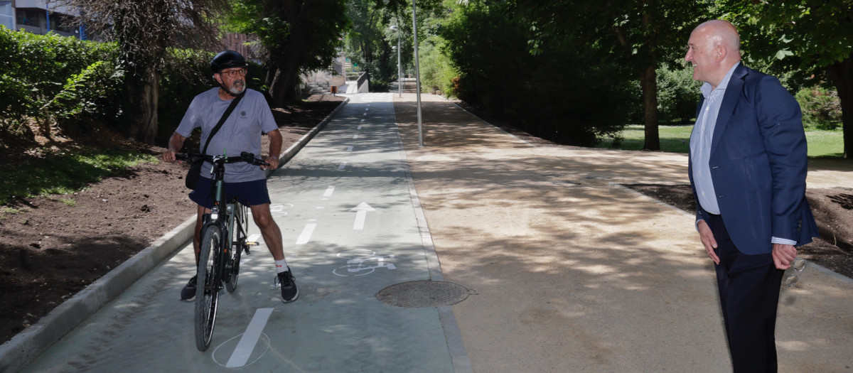 El alcalde de Valladolid, Jesús Julio Carnero, en el carril bici recién inaugurado que ha sido definido por Óscar Puente como "adefesio"