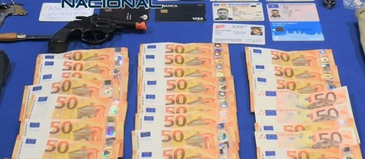 Dinero en efectivo y efectos intervenidos al detenido

REMITIDA / HANDOUT por SUBDELEGACIÓN DEL GOBIERNO EN LEÓN
Fotografía remitida a medios de comunicación exclusivamente para ilustrar la noticia a la que hace referencia la imagen, y citando la procedencia de la imagen en la firma
18/6/2025