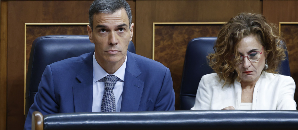 Pedro Sánchez y María Jesús Montero, ambos con rostro serio