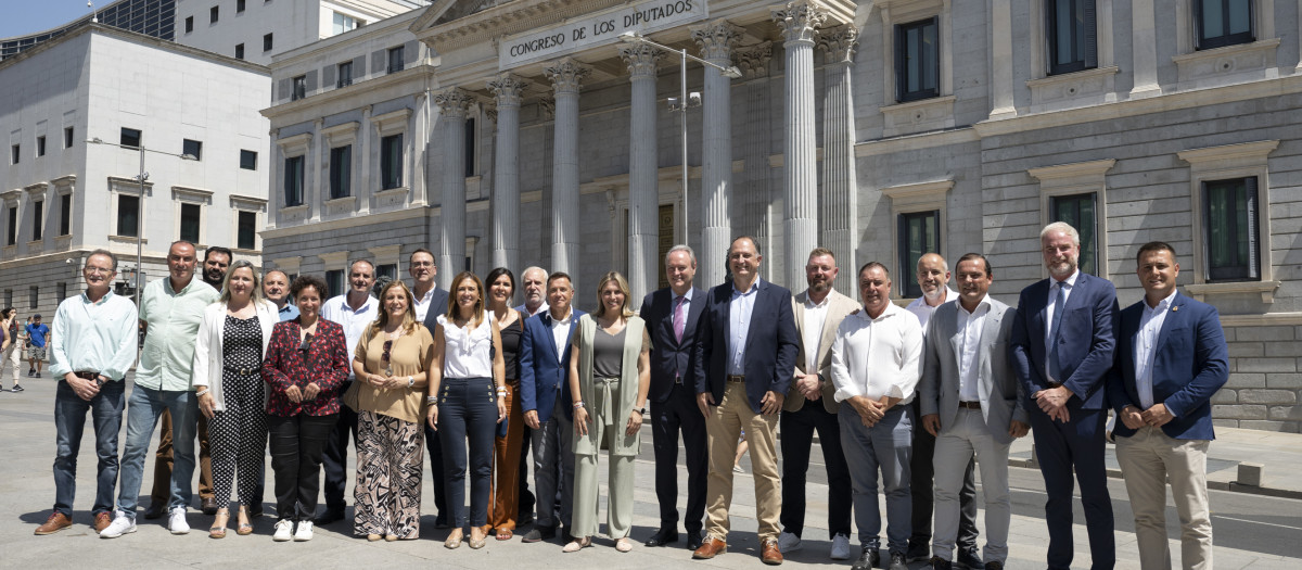 Imagen de Marta Barrachina junto a alcaldes de la provincia de Castellón en Madrid protestando por una financiación local justa