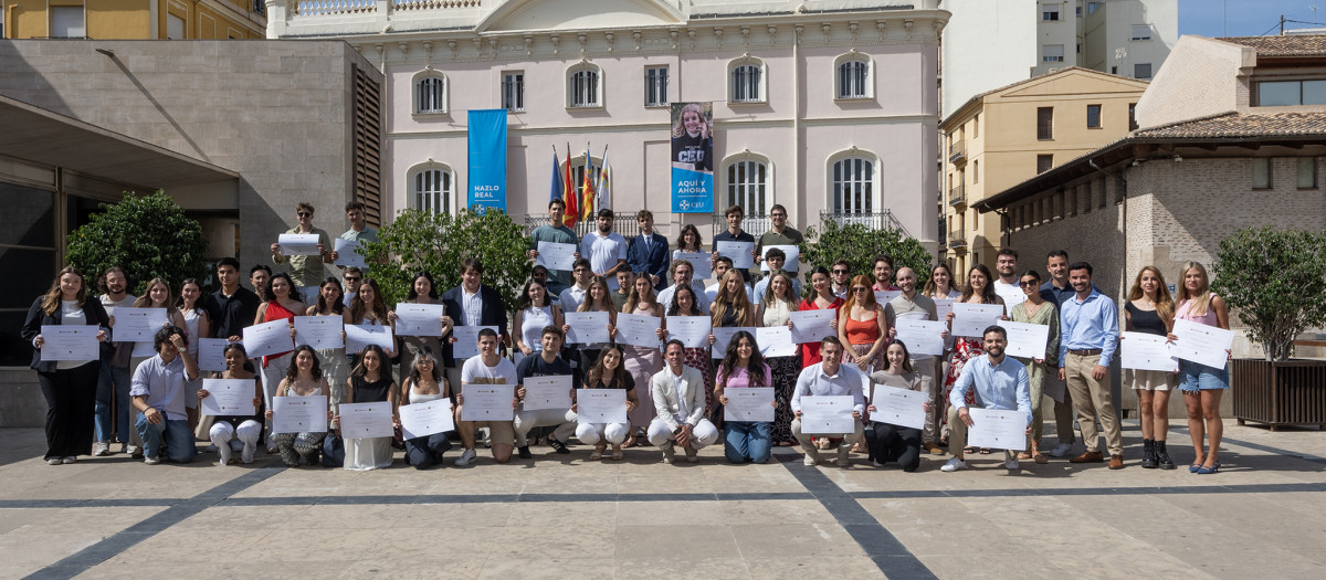 Imagen de los alumnos del CEU becados por el Santander