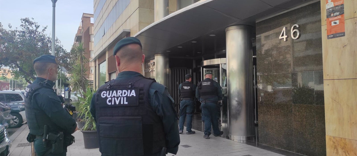 Agentes de la Guardia Civil frente al edificio de oficinas en la avenida de Gran Capitán de Córdoba