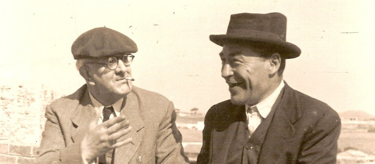 El escritor Josep Pla (dcha), junto a Manuel Brunet