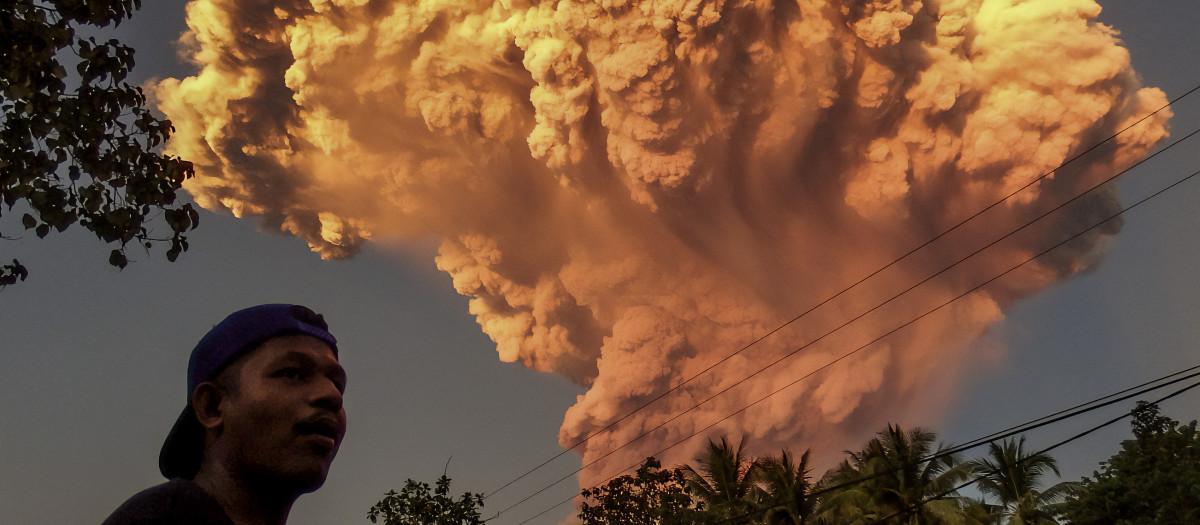 Una persona observa la erupción del Monte Lewotobi Laki-Laki desde la aldea de Talibura en Sikka