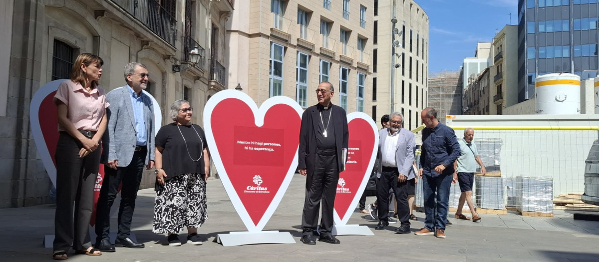 El cardenal Omella posa con parte del equipo directivo de Cáritas Barcelona, este jueves