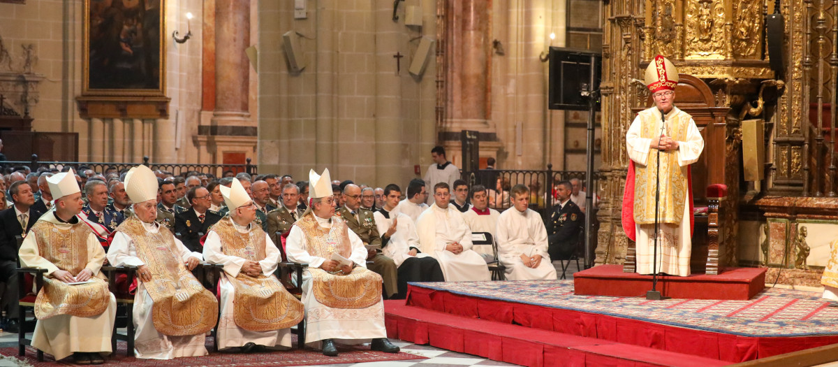 El arzobispo de Toledo, Francisco Cerro Chaves, durante la misa de celebración del Corpus Christi, en la Catedral Primada Emiliano García-Page a la izquierda