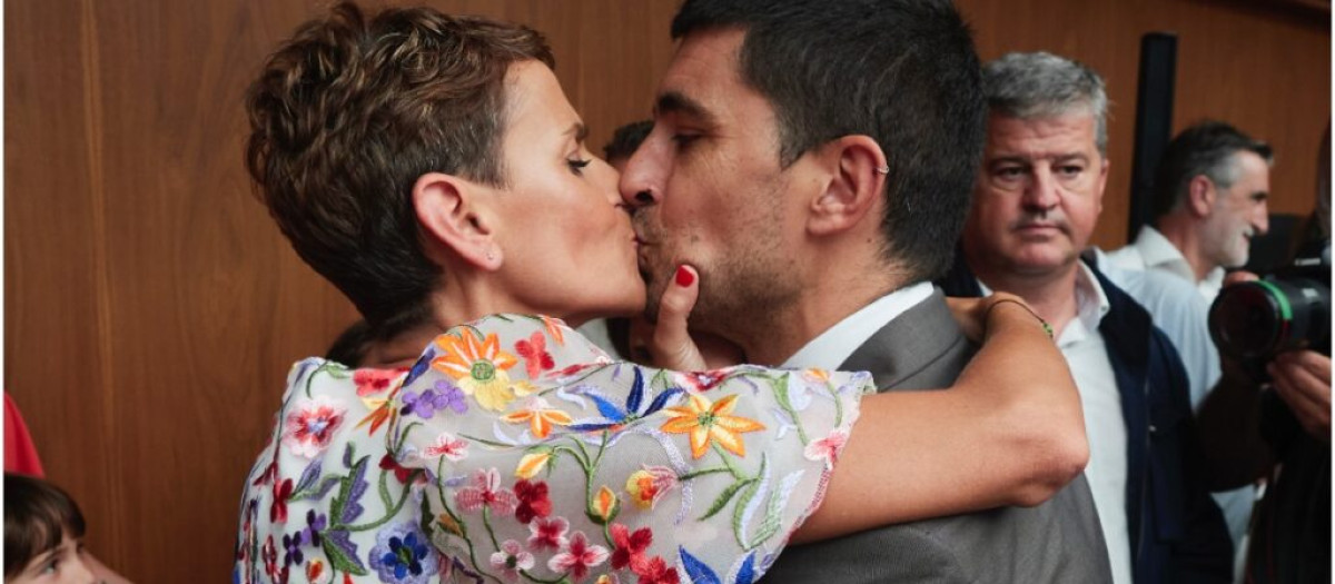 María Chivite, dándose un beso con su pareja