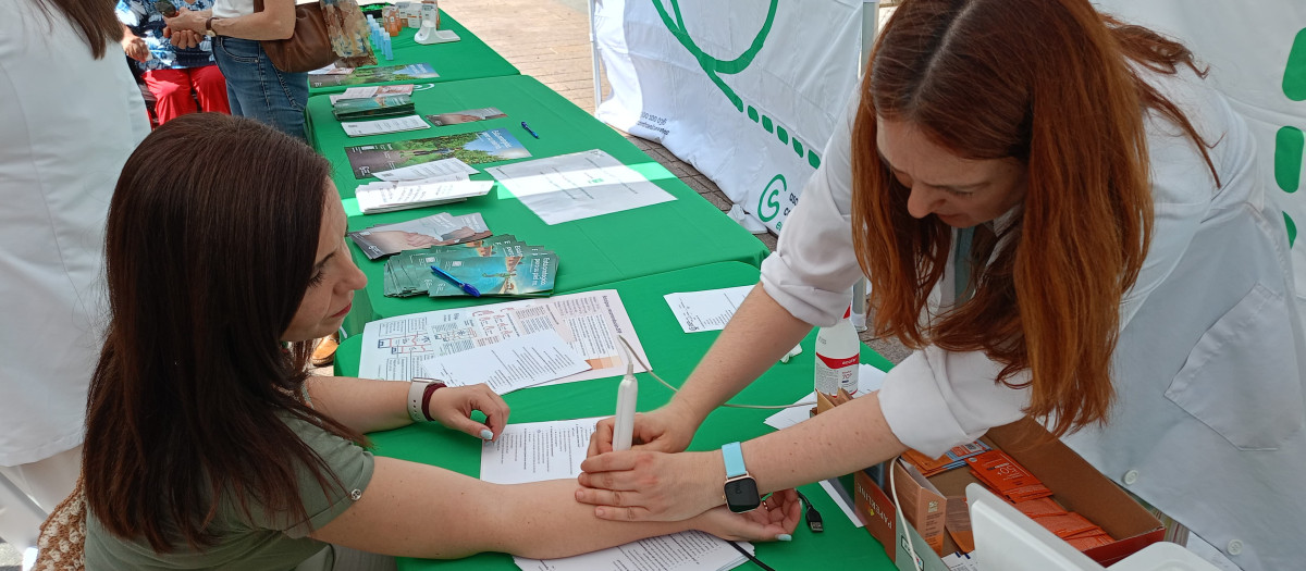 Farmacéutica realizando un test en esta jornada informativa